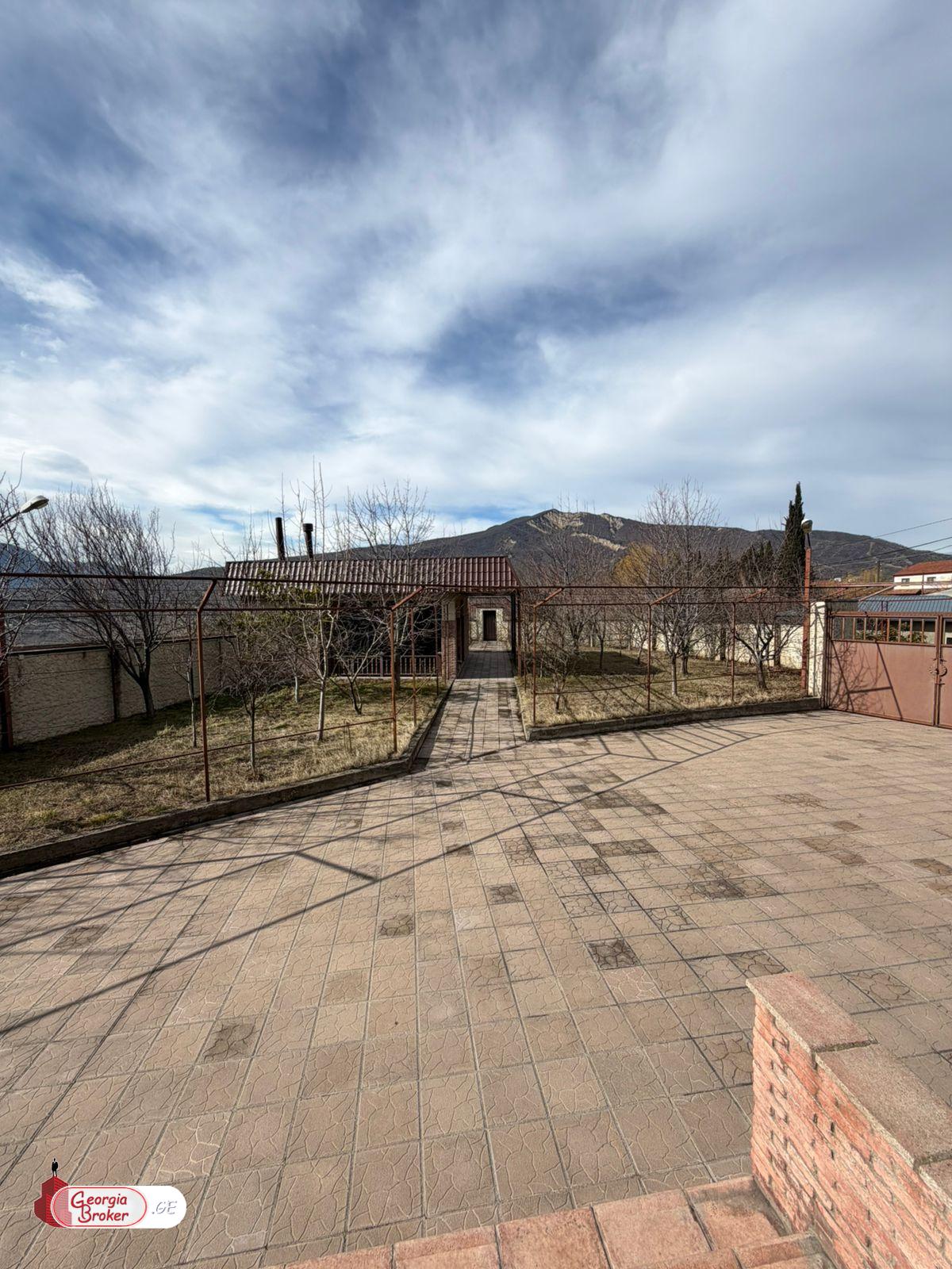 იყიდება ახალი გარემონტებული 15 ოთახიანი სახლი